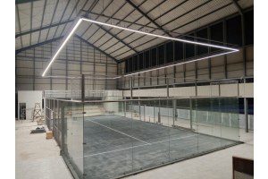 Combien de projecteurs faut-il pour un terrain de padel ?