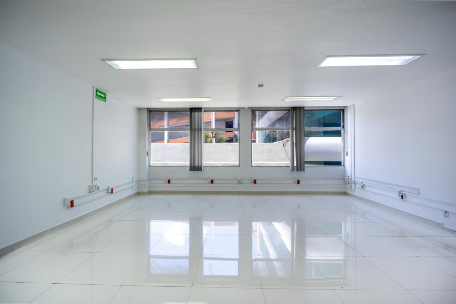 Pièce vide avec panneaux LED carrés au plafond