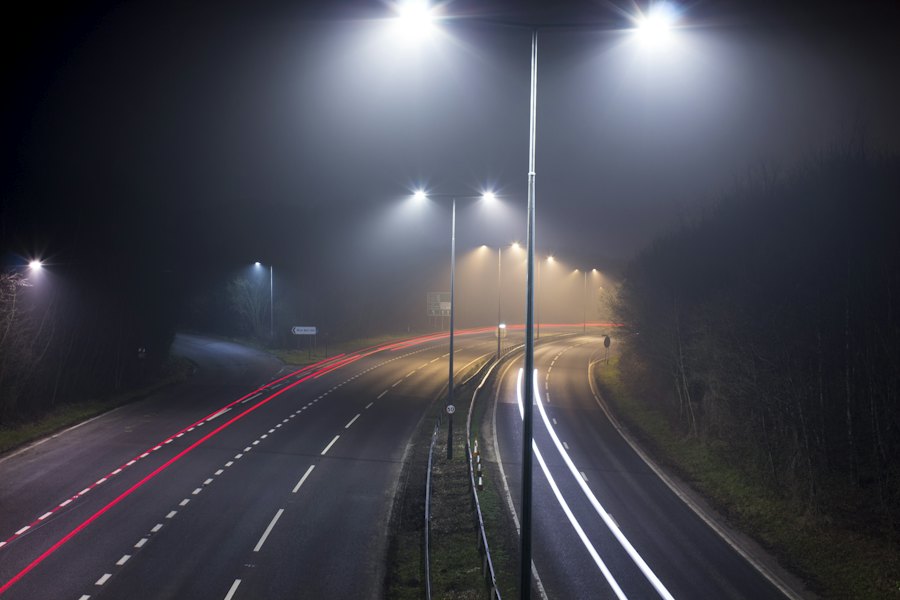 Éclairage public le long d'une route la nuit
