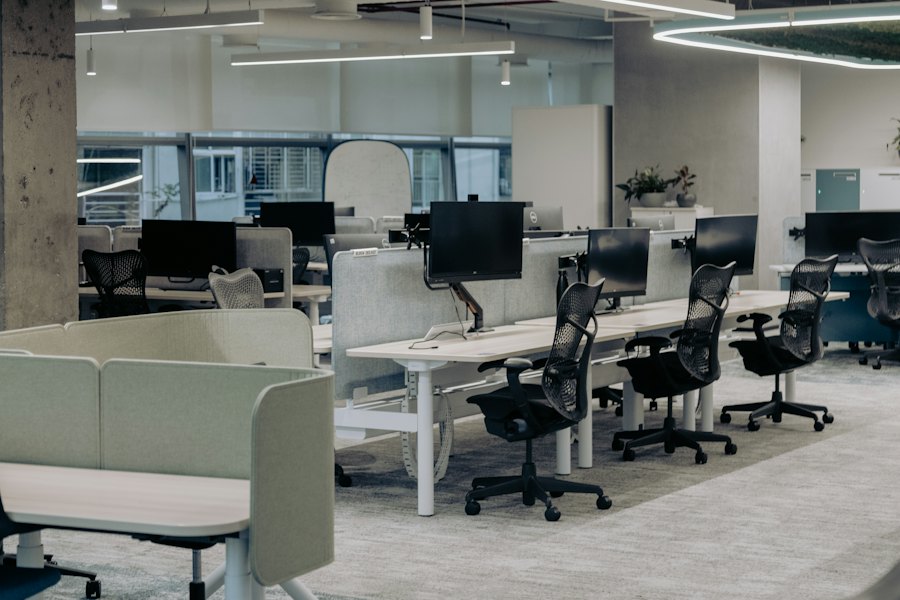 Bureau en open space avec éclairage plafonnier