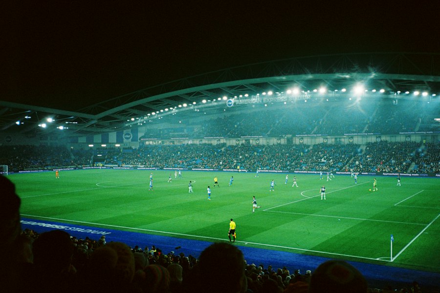 Stade de football le soir avec un éclairage puissant