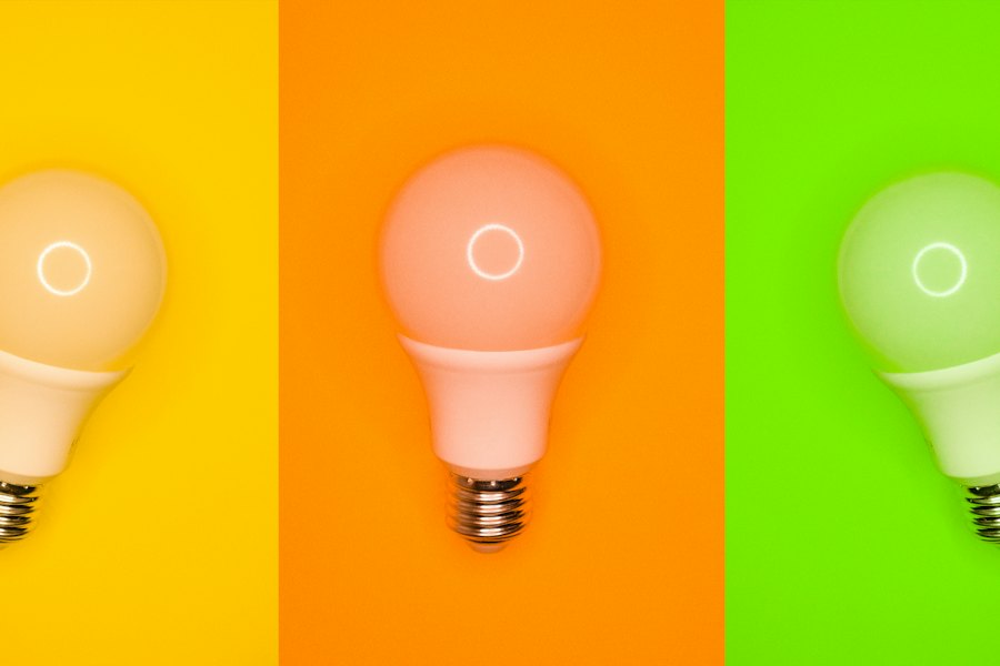 Trois ampoules LED sur un fond coloré