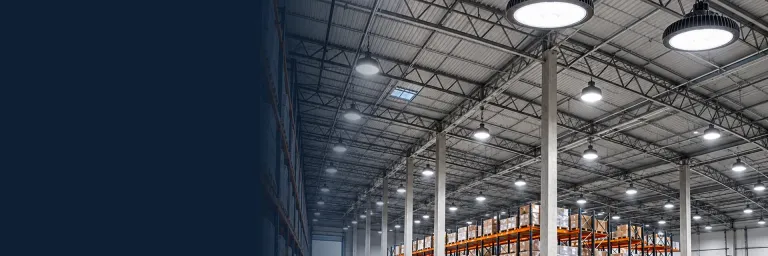 Luminaires LED High Bay UFO dans un entrepôt