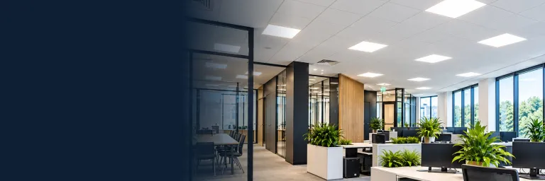 Panneaux LED dans un bureau moderne