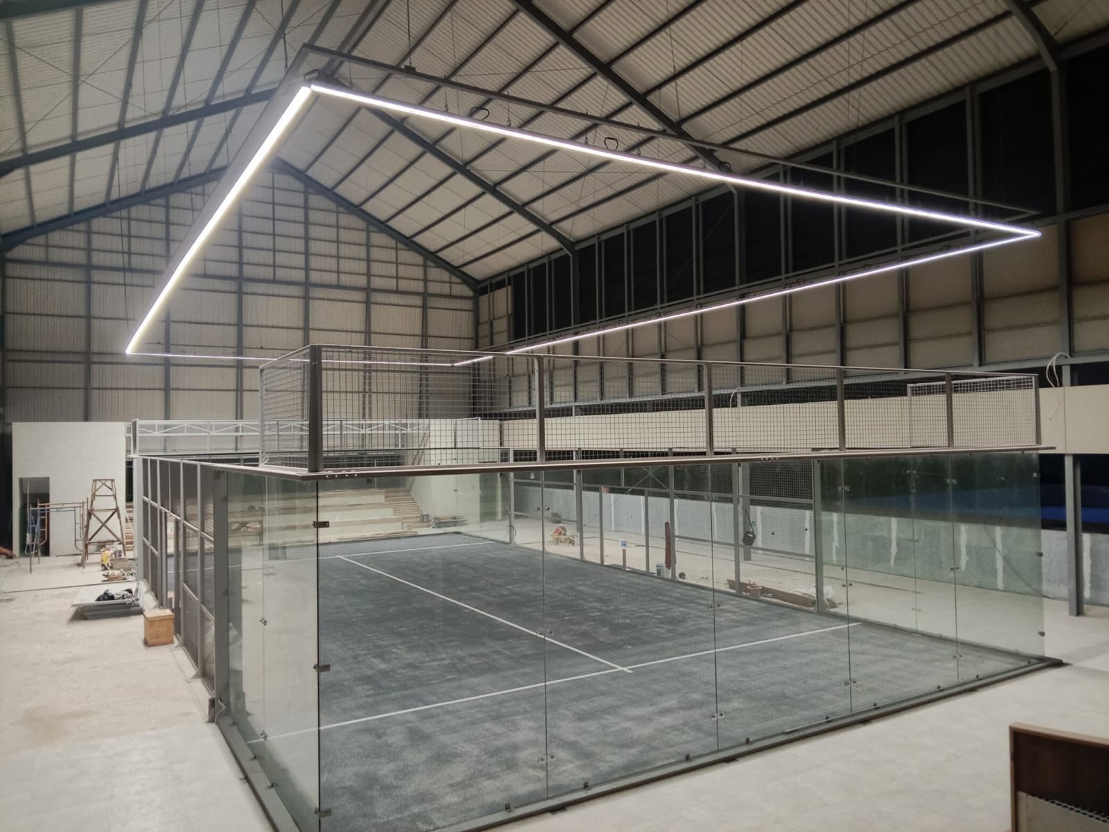 Terrains de padel éclairés par un éclairage LED linéaire (1)