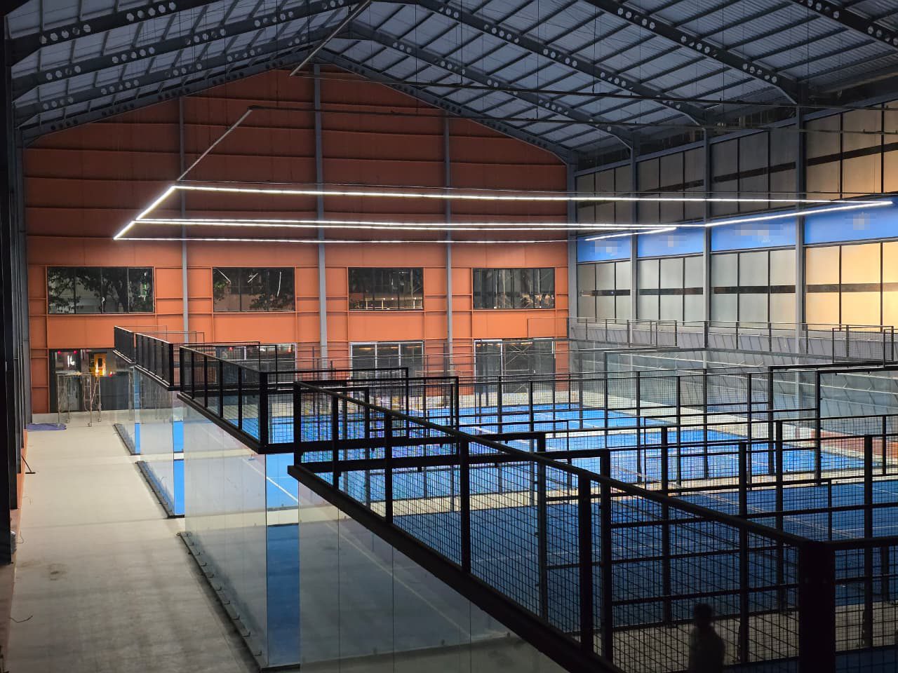 Terrains de padel éclairés par un éclairage LED linéaire (2)