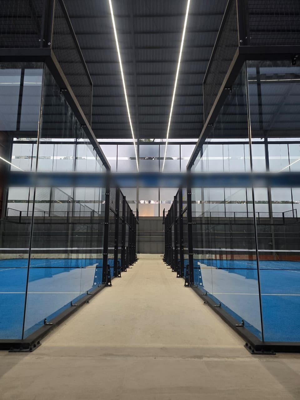 Terrains de padel éclairés par un éclairage LED linéaire (3)