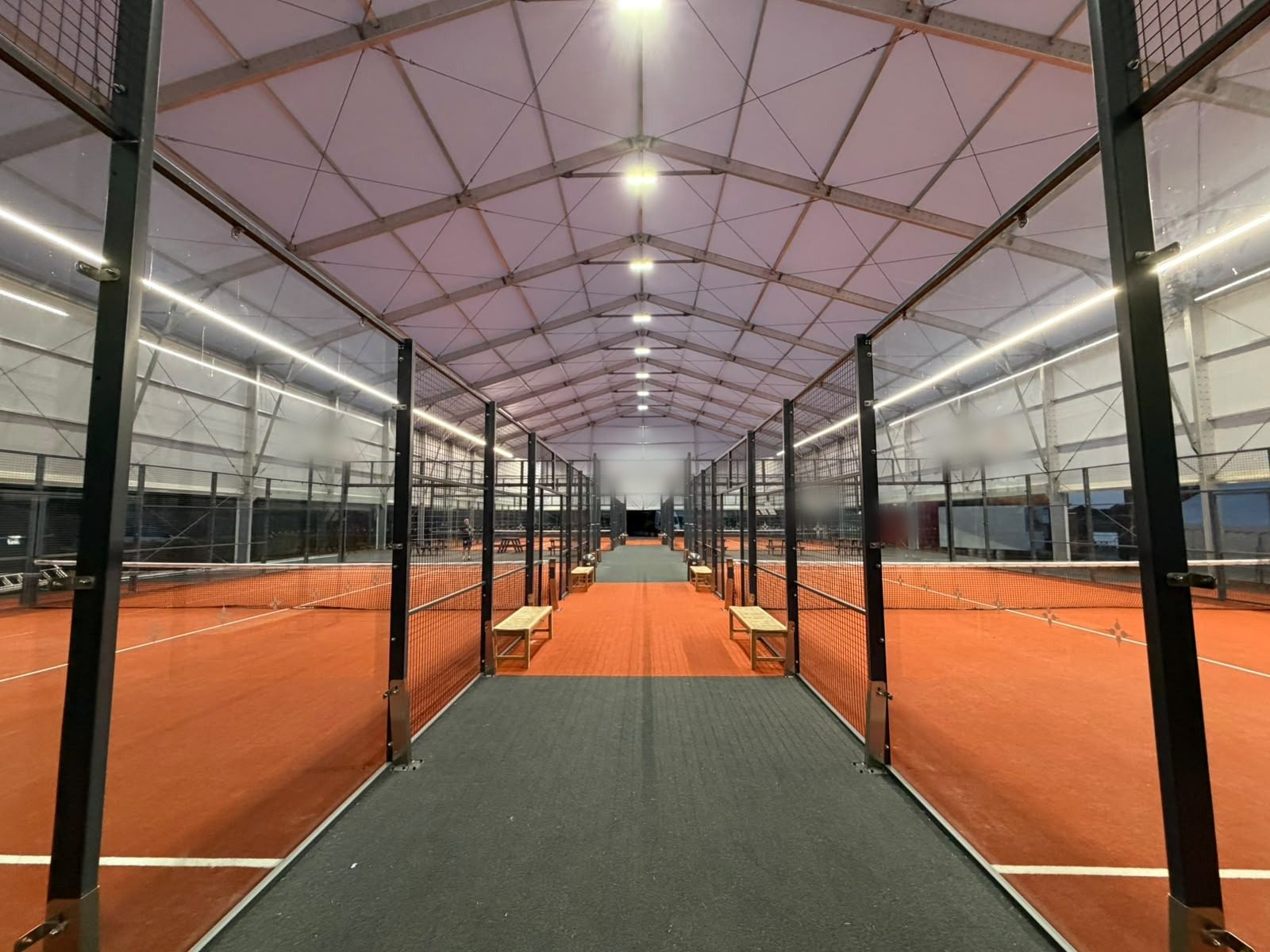 Terrains de padel éclairés par un éclairage LED linéaire (4)