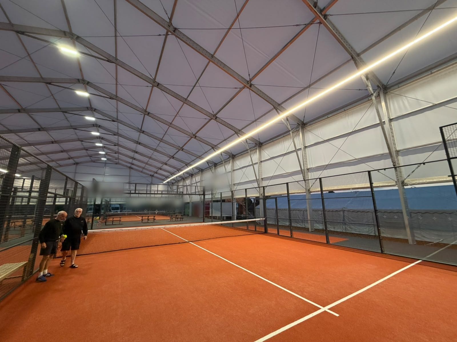 Terrains de padel éclairés par un éclairage LED linéaire (5)
